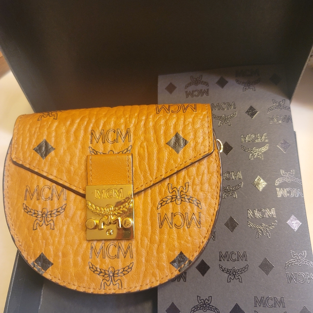 Crossbody Wallet - Picture 6 of 11